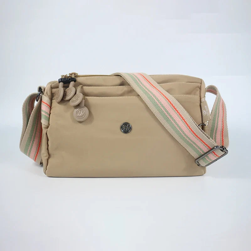 Sac banane en nylon minimaliste pour femme. Design épuré et ultra pratique au quotidien, très chic.