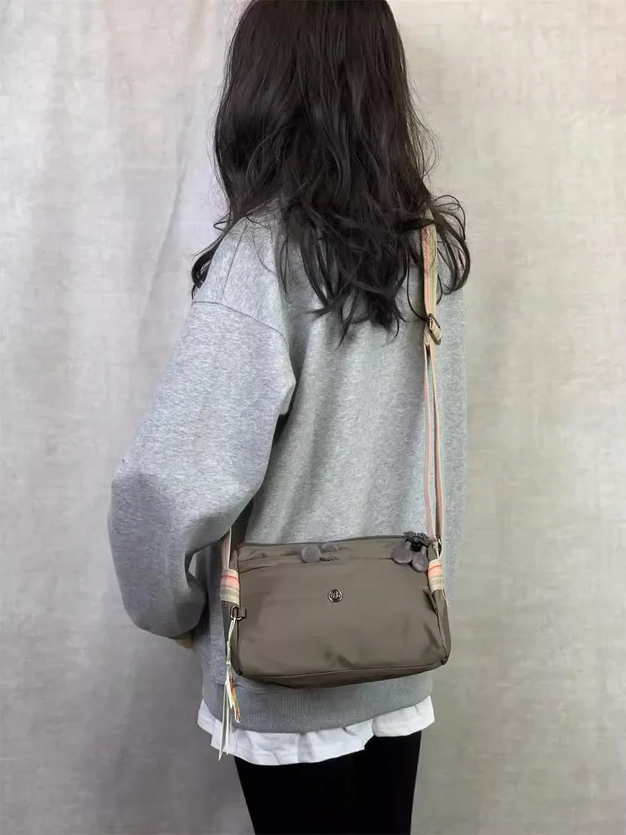 Sac banane chic femme en nylon minimaliste avec bandoulière réglable. Parfait accessoire quotidien.