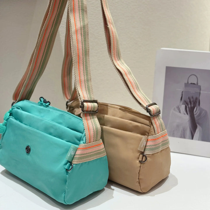 Sac banane imperméable pour femme, organiseur compact et sécurisé en nylon. Idéal pour l'aventure.