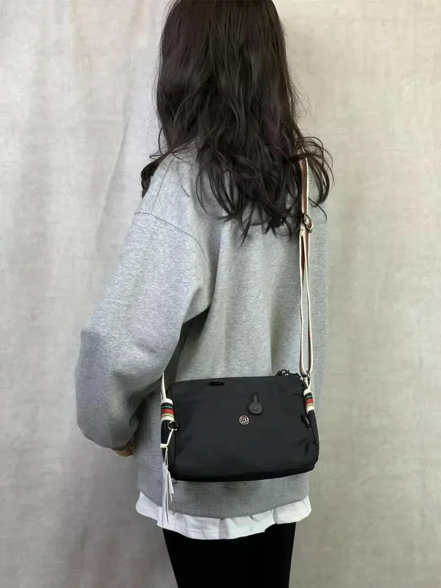 Sac banane minimaliste femme, design élégant en nylon. Parfait pour un look moderne et fonctionnel.