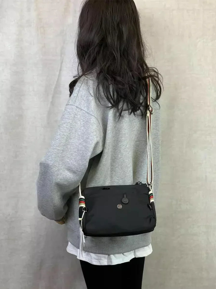 Sac banane minimaliste femme, design élégant en nylon. Parfait pour un look moderne et fonctionnel.