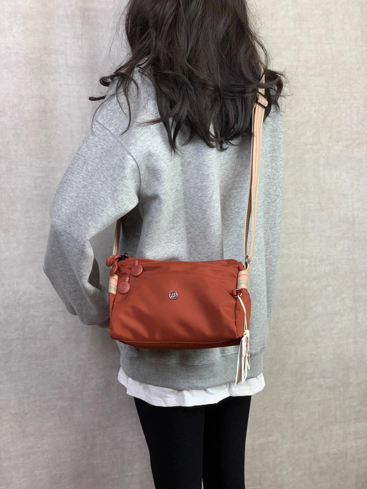 Sac banane femme confortable avec bandoulière. Sécurise vos objets en voyage ou en ville avec chic.