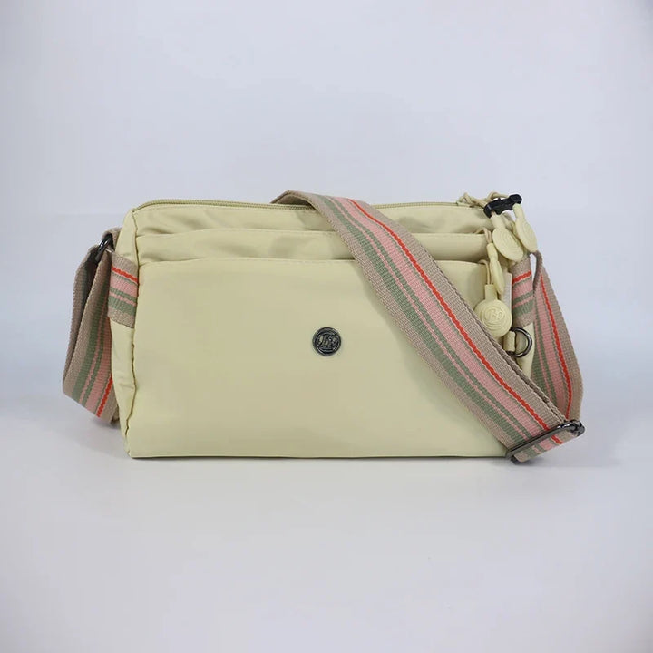 Sac banane femme en nylon résistant et imperméable. Accessoire fiable et chic pour toute activité.