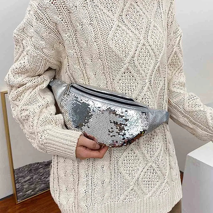 Sac banane femme en tissu pailleté de sequins, finition brillante et luxueuse, accessoire de mode.