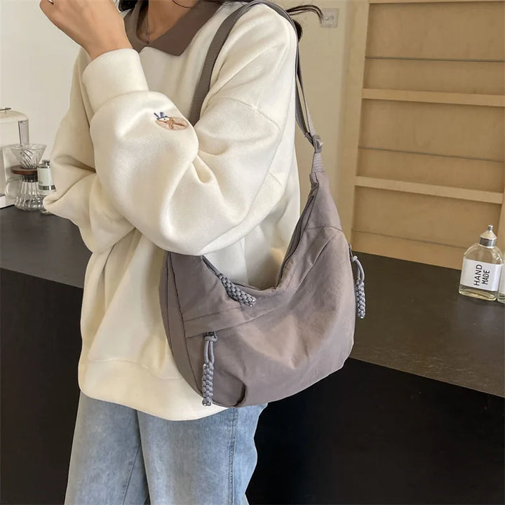 Sac ceinture femme élégant et ajustable, idéal pour les voyages et l'organisation facile.