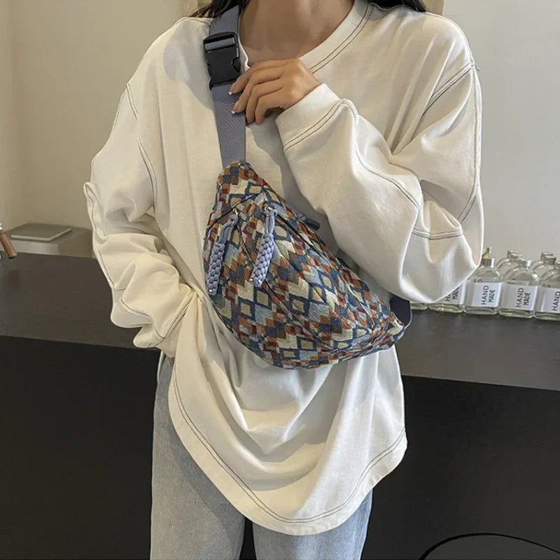 Sac banane femme tendance en canvas, style ethnique moderne. Idéal pour un look quotidien et pratique.