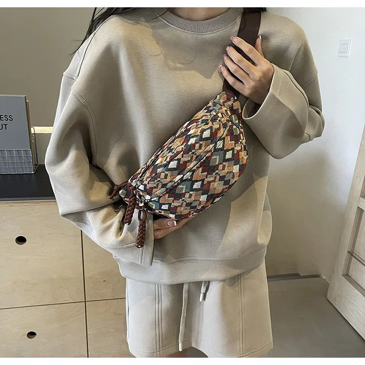 Sac banane pratique pour femme, design moderne ethnique en canvas. Parfait pour les essentiels quotidiens.