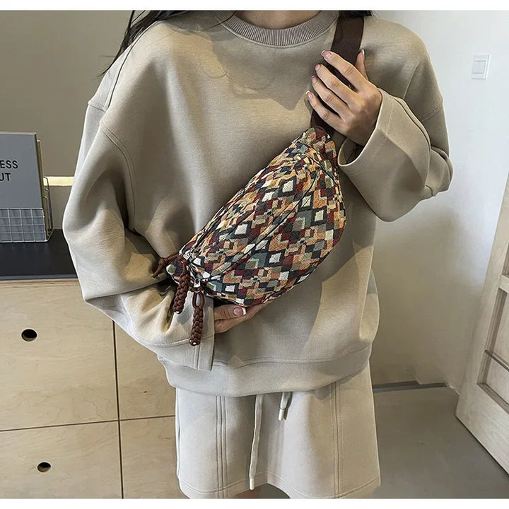 Sac banane pratique pour femme, design moderne ethnique en canvas. Parfait pour les essentiels quotidiens.