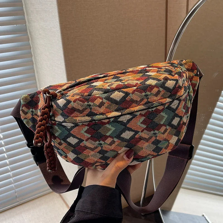 Sac banane femme ultra-tendance en canvas, motif ethnique unique. L'accessoire mode incontournable.