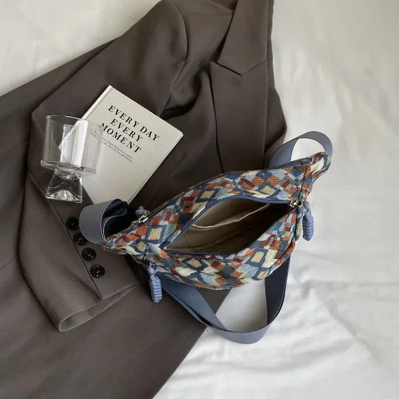 Sac banane ajustable pour femme, style ethnique moderne en canvas. Un accessoire versatile et stylé.
