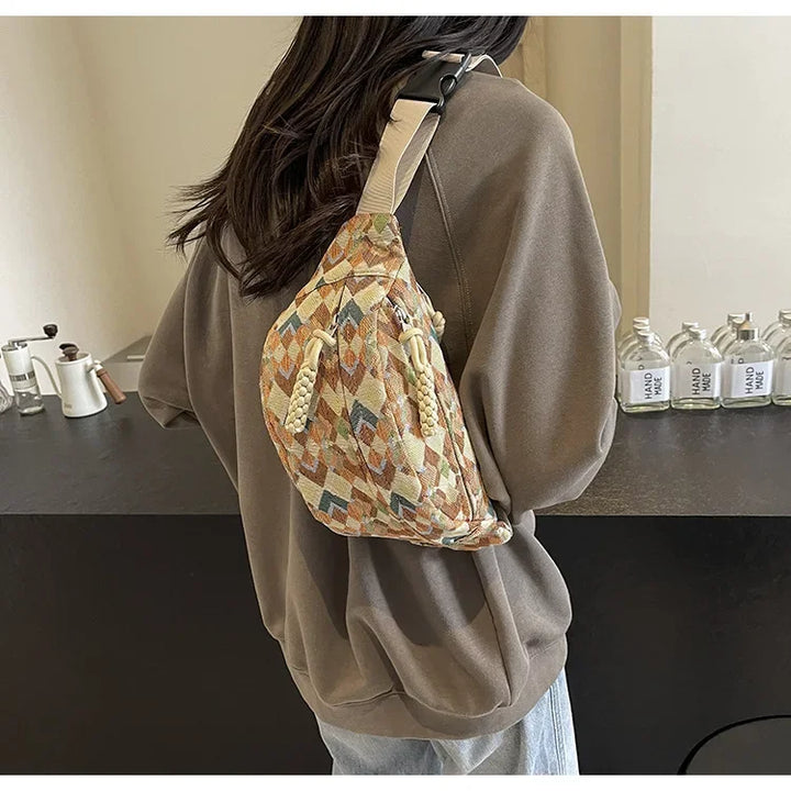 Sac banane femme en canvas avec motifs ethniques détaillés. Confortable et pratique pour la ville.