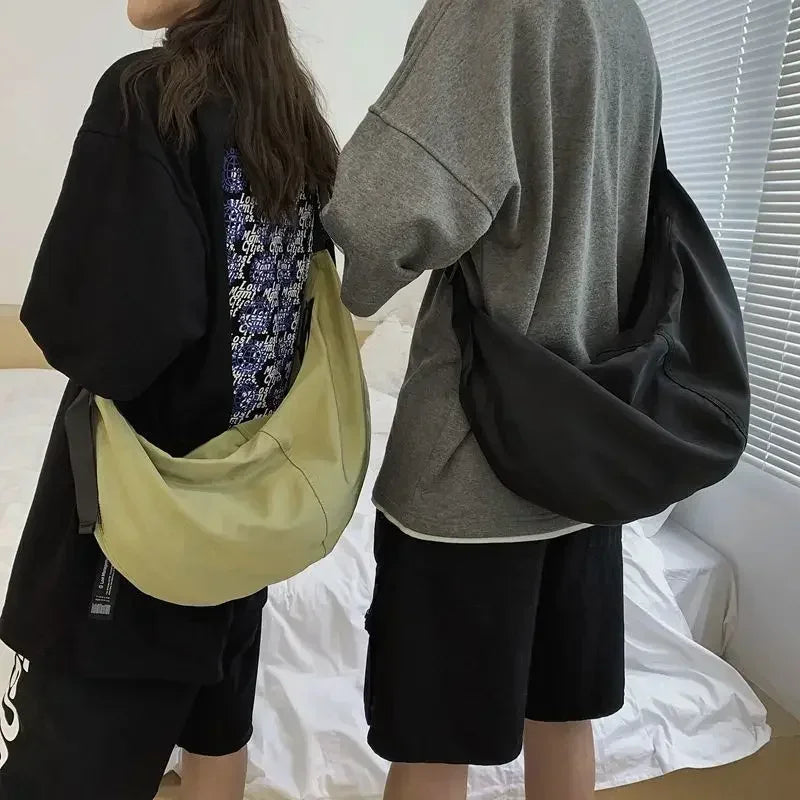 Sac banane femme XXL élégant en nylon beige, idéal comme sac bandoulière moderne pour voyage et usage quotidien.