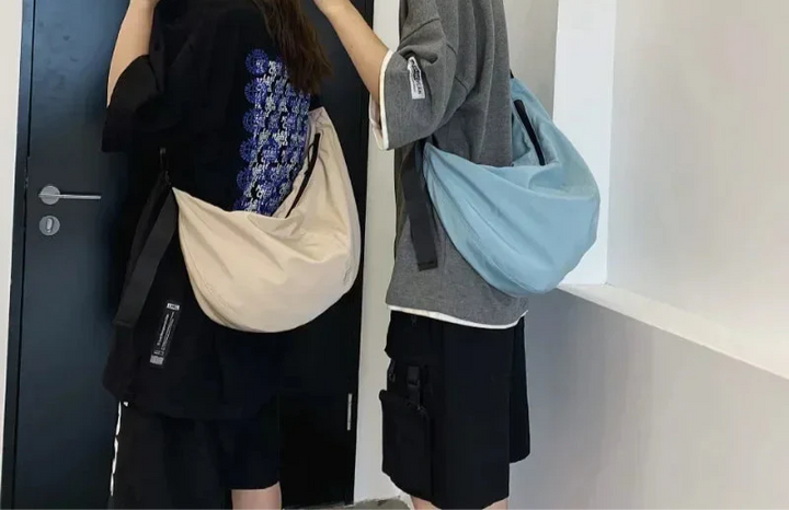 Sac banane femme XXL noir en nylon résistant, pratique et stylé, parfait comme sac bandoulière de voyage.