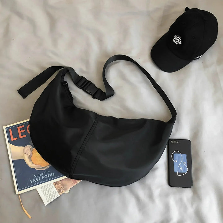 Grand sac banane femme XXL bleu en nylon, très pratique pour les voyages, porté en bandoulière.