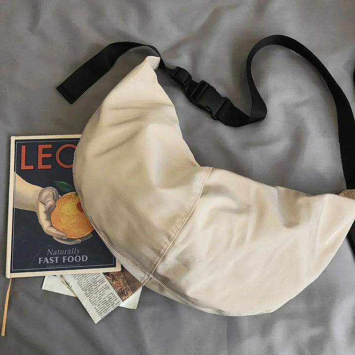 Sac banane femme XXL vert en nylon, accessoire mode élégant et moderne pour un look chic.