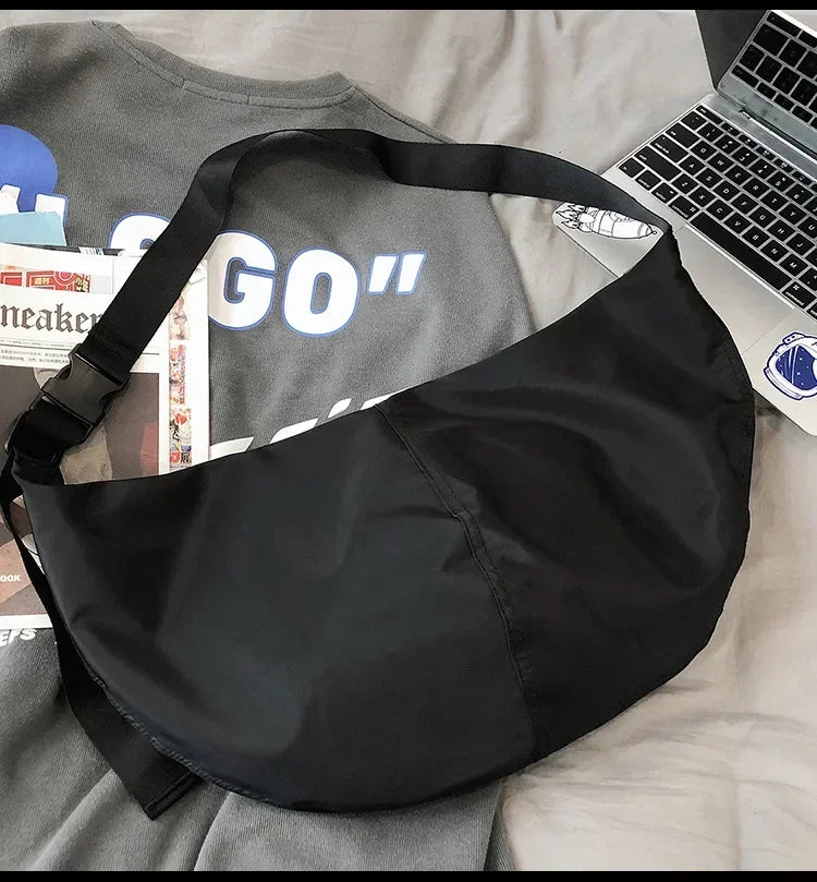 Sac banane femme XXL bleu moderne en nylon, accessoire mode polyvalent, porté en bandoulière.