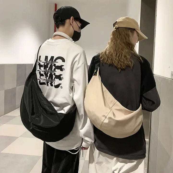 Sac banane femme XXL beige, accessoire mode élégant et confortable en nylon pour toutes occasions.
