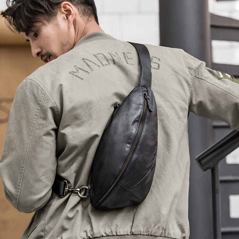 Sac banane homme cuir veritable noir, parfait pour voyage et mode, porté à la taille.