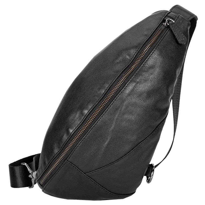 Gros plan sur la texture du cuir véritable du sac banane homme noir, coutures détaillées.