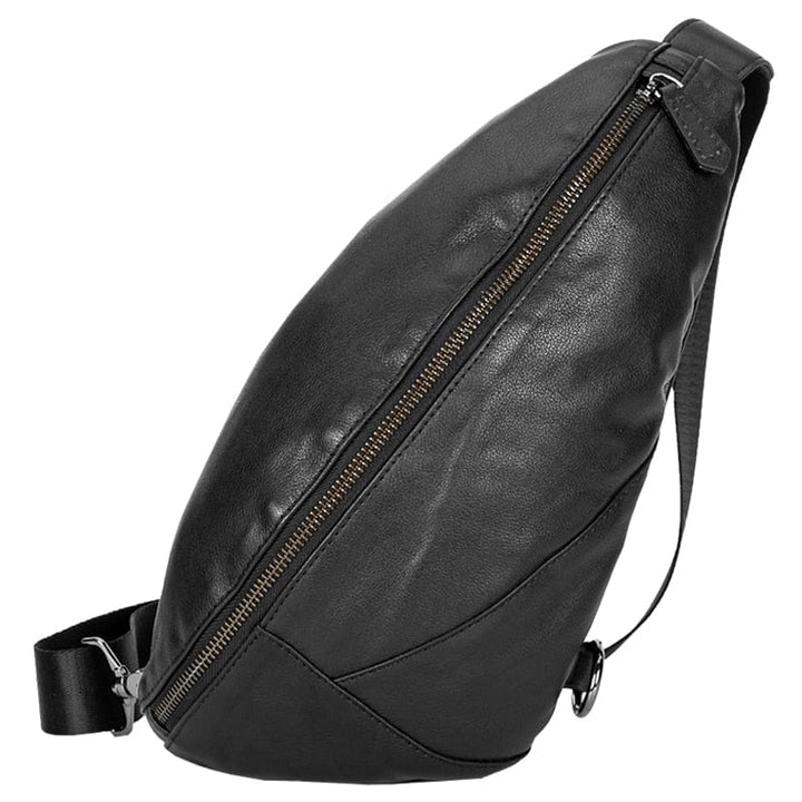 Gros plan sur la texture du cuir véritable du sac banane homme noir, coutures détaillées.