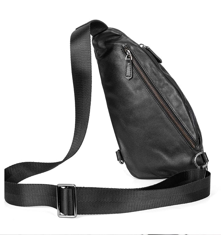 Sac banane homme en cuir noir, vue latérale, montre son profil compact et stylé, pour voyage.