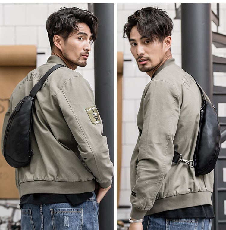 Sac banane homme cuir veritable, sur un fond uni, mettant en valeur son design intemporel.