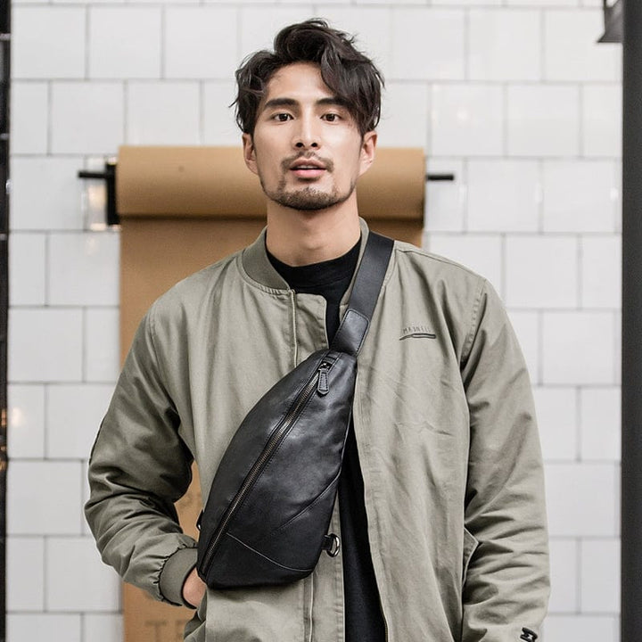 Détail de la fermeture éclair métallique sur le sac banane homme en cuir véritable noir, qualité supérieure.