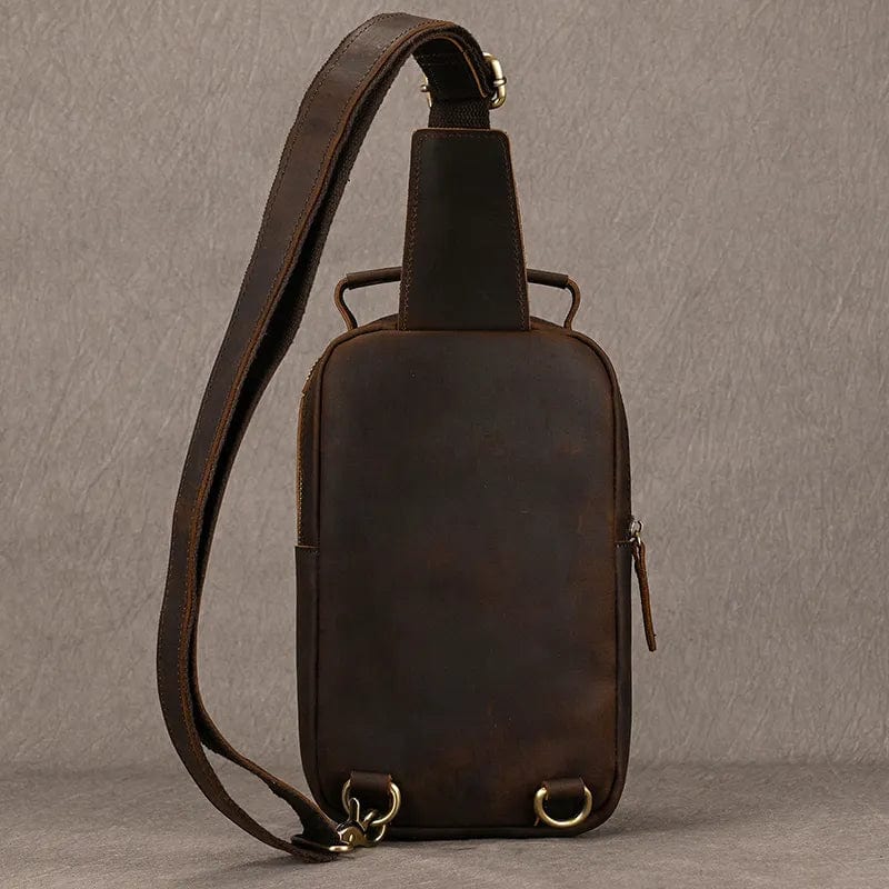 Porté de dos: sac banane homme en cuir marron, idéal pour garder les essentiels à portée de main