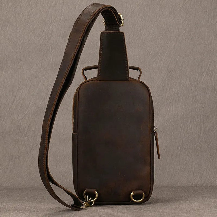 Porté de dos: sac banane homme en cuir marron, idéal pour garder les essentiels à portée de main