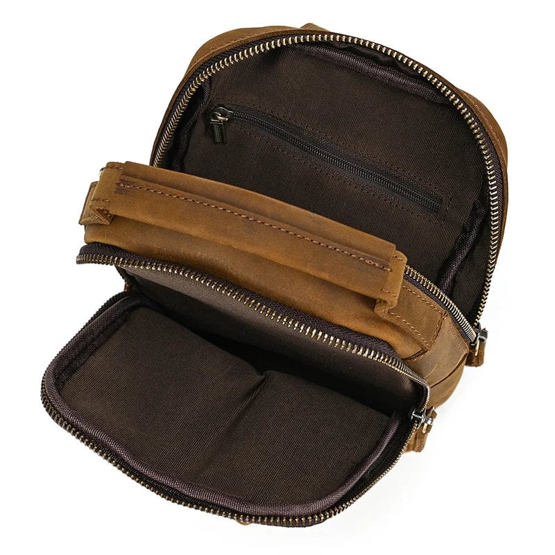 Sacoche homme pratique et tendance, en cuir marron foncé, posée sur une surface en bois