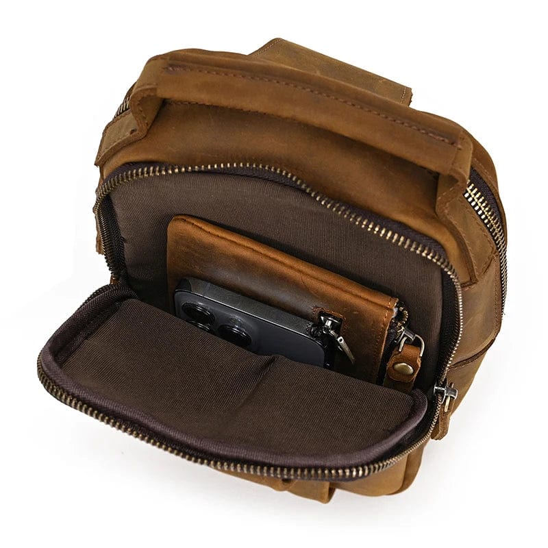 Sac banane homme en cuir marron, zoom sur la fabrication de qualité et les finitions soignées