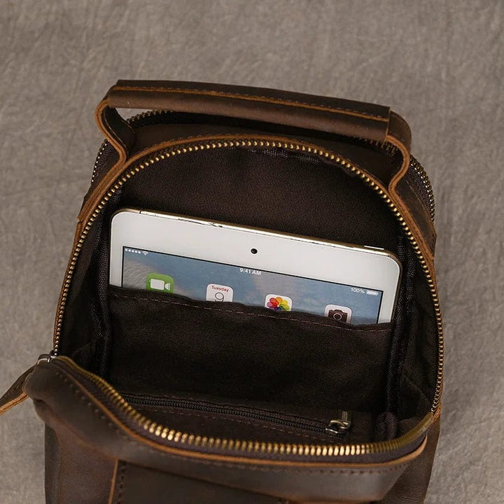 Sac banane élégant pour homme, en cuir marron, avec bandoulière réglable, sur fond neutre