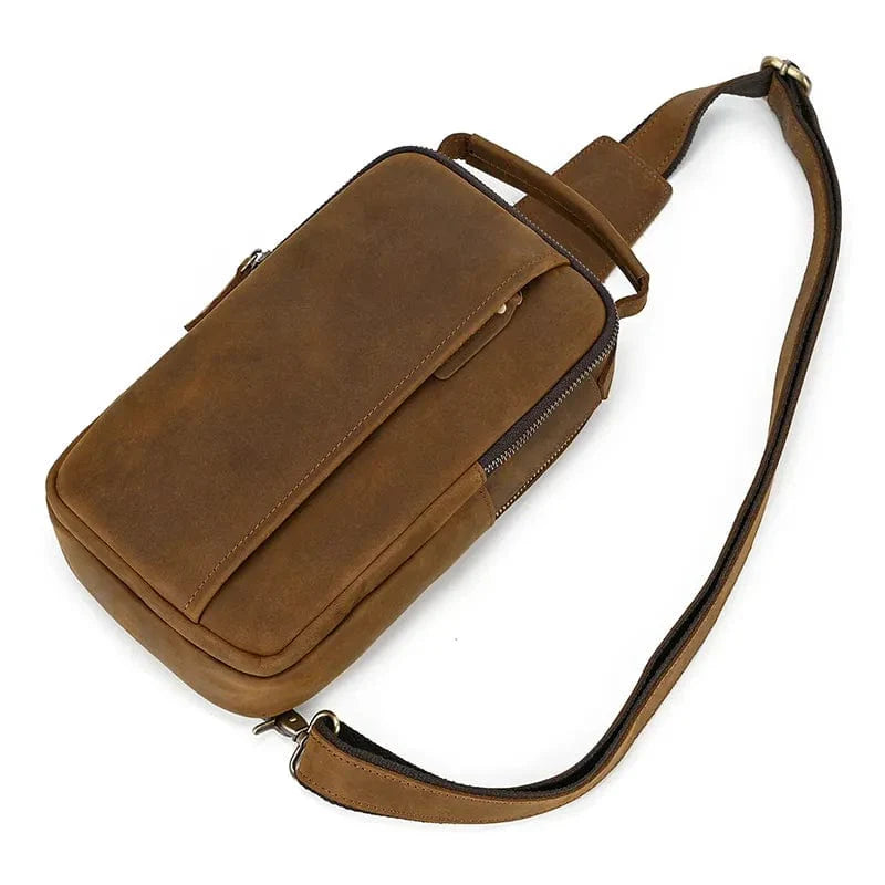 Gros plan sur le cuir texturé du sac banane pour homme, couleur café foncé, coutures apparentes