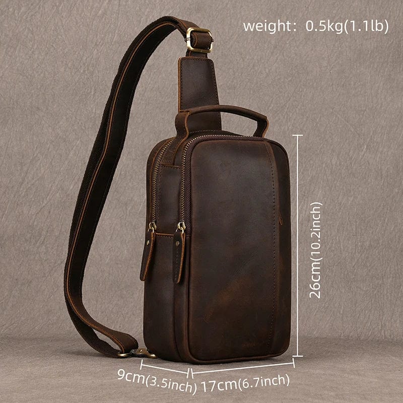 Sac banane homme en cuir marron, porté par un mannequin, allie tendance et praticité