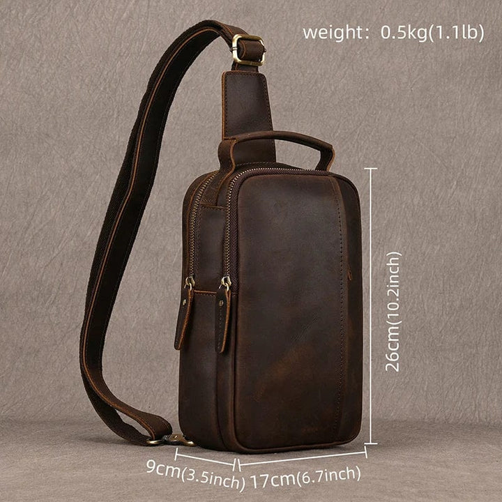 Sac banane homme en cuir marron, porté par un mannequin, allie tendance et praticité