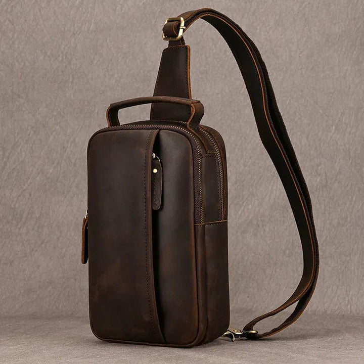 Sacoche banane en cuir véritable marron foncé, ouverte, montrant l'intérieur spacieux