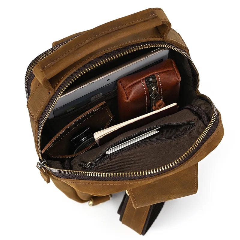 Accessoire homme: sac banane en cuir marron, parfait pour un look décontracté et chic