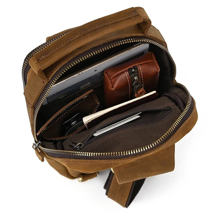 Accessoire homme: sac banane en cuir marron, parfait pour un look décontracté et chic