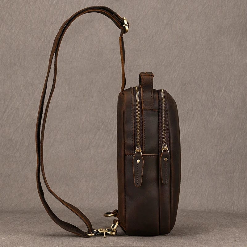 Sac banane homme en cuir marron, vue de côté, design mince et élégant, format pratique