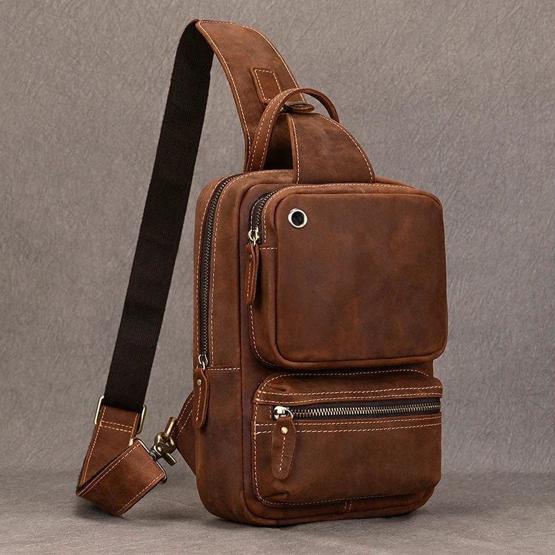 Sac banane homme en cuir marron, style épuré, porté en bandoulière, idéal pour une tenue décontractée