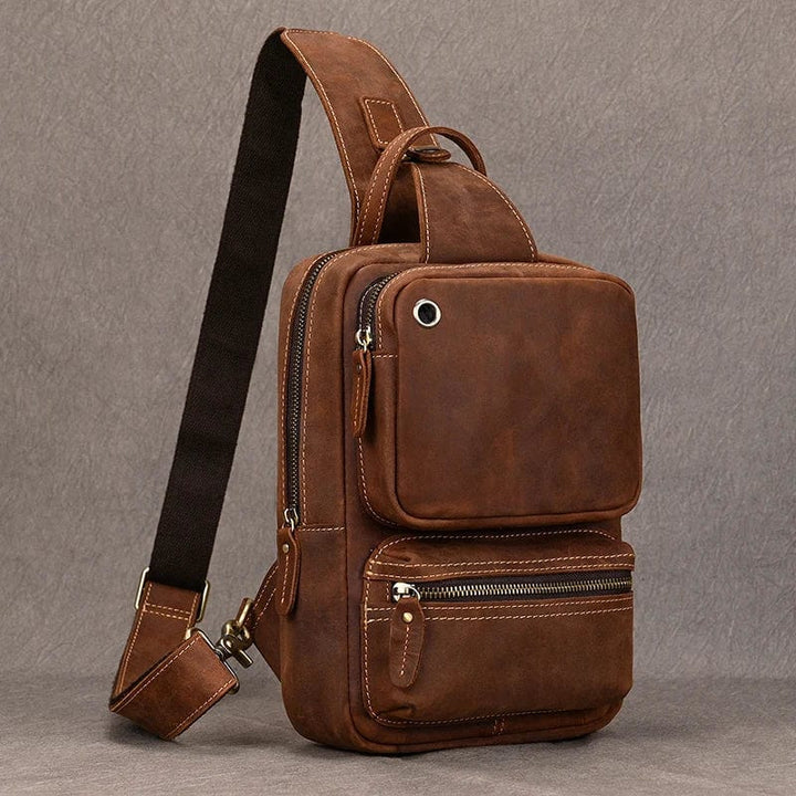 Sac banane homme en cuir marron, style épuré, porté en bandoulière, idéal pour une tenue décontractée