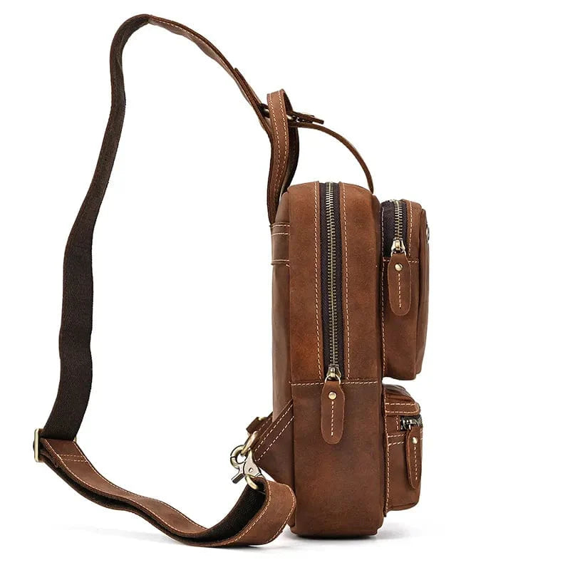 Vue intérieure d'un sac banane en cuir marron, doublure en tissu résistant, petites poches pour organisation, accessoire homme
