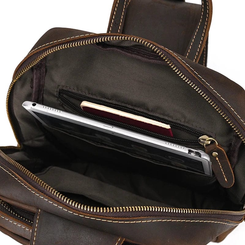 Sac banane en cuir pour homme, de couleur café, posé à plat, montrant sa forme rectangulaire élégante et minimaliste