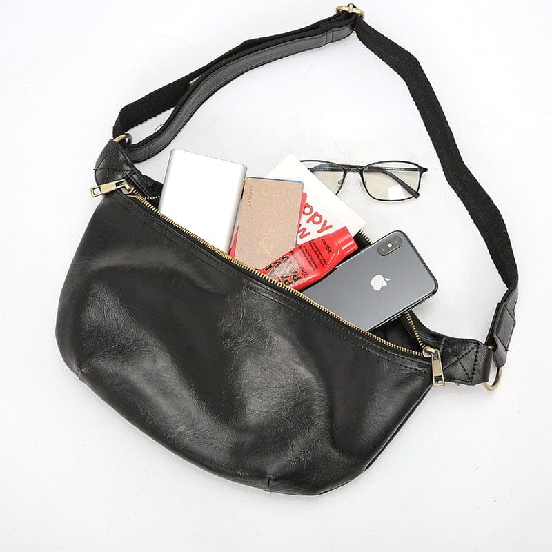 Sac banane homme en cuir PU porté en bandoulière, illustrant sa praticité et son confort.