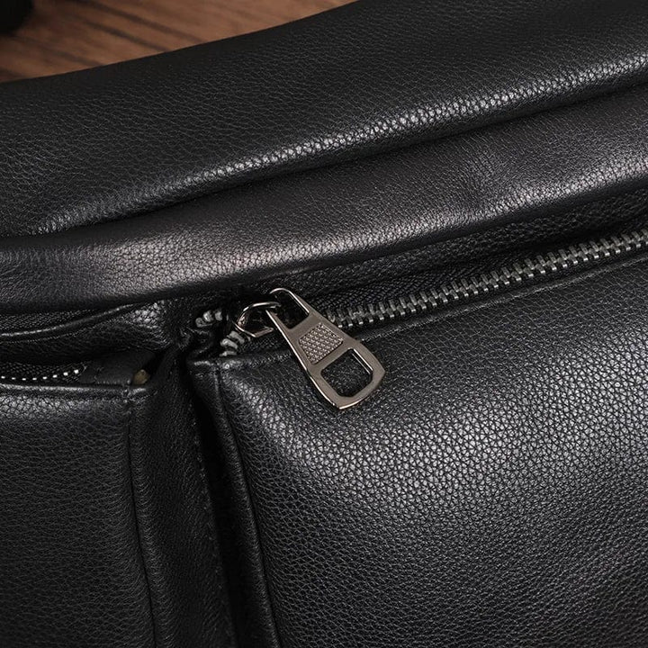 Sacoche banane homme tendance, en cuir noir. Un choix pratique et stylé pour vos accessoires.