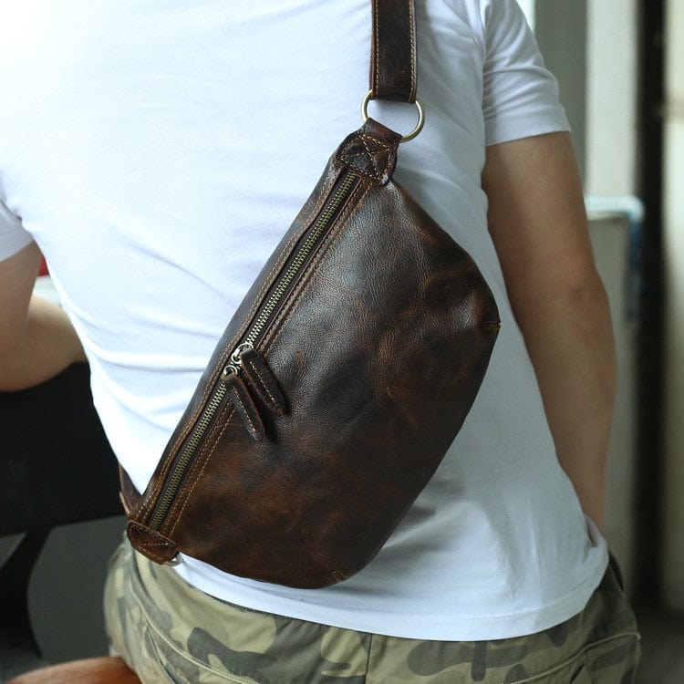 Sac banane en cuir véritable pour homme, un accessoire intemporel, combinant utilité et esthétique moderne.