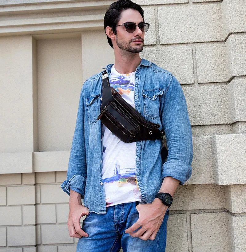 Gros plan sur la qualité du cuir véritable d'un sac banane homme marron, texture douce.