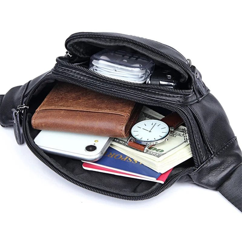 Modèle masculin portant un sac banane en cuir véritable marron, ajoutant une touche tendance à sa tenue.