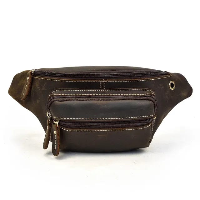 Gros plan d'un sac banane homme en cuir véritable marron, texture détaillée, qualité haut de gamme.