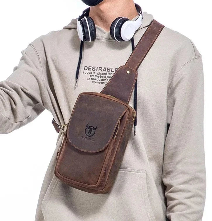 Sacoche banane homme moderne en cuir marron, accessoire tendance pour un look décontracté